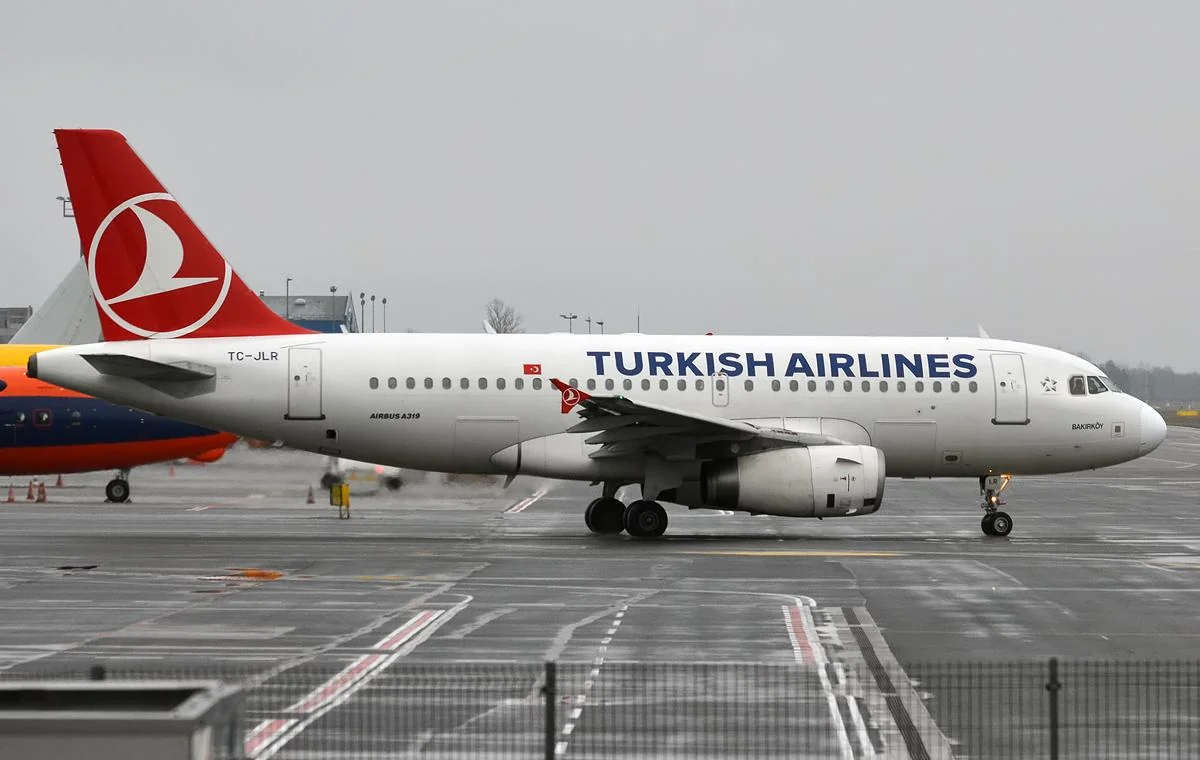 Airbus A319 Turkish Airlines с бортовым номером TC-JLR на перроне