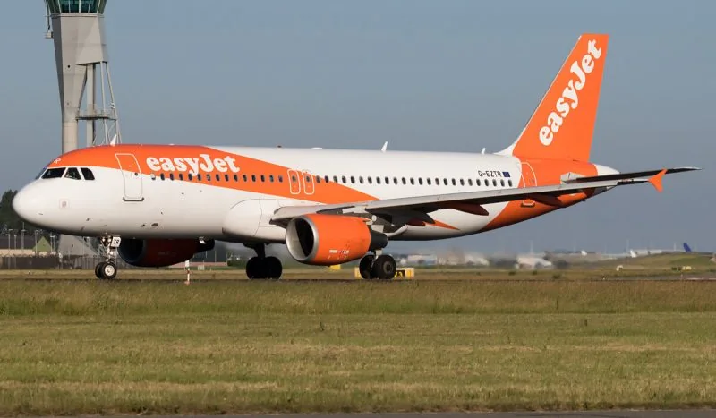 Airbus A320 G-EZTR авиакомпании easyJet на взлёте