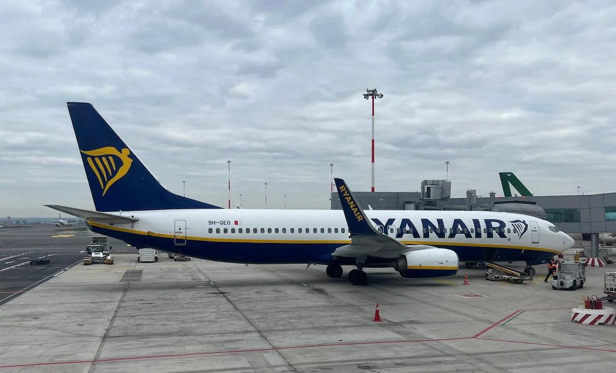 Airbus A320 Ryanair на перроне