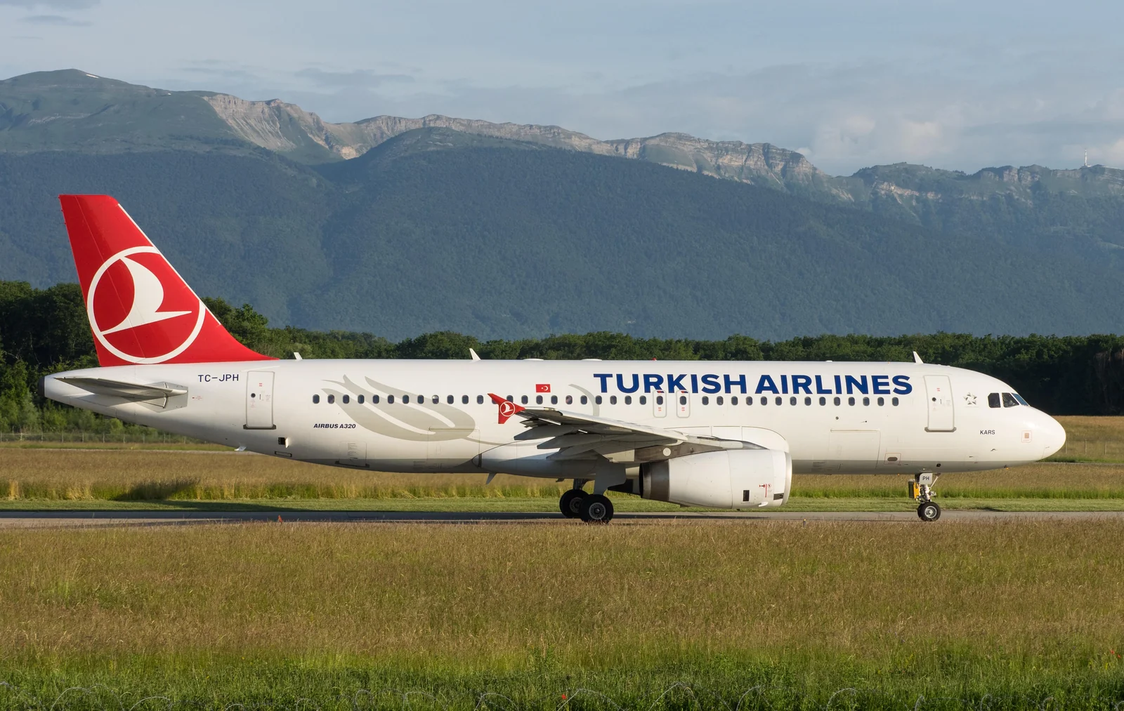 Airbus A320 Turkish Airlines TC-JPH выруливает на взлёт