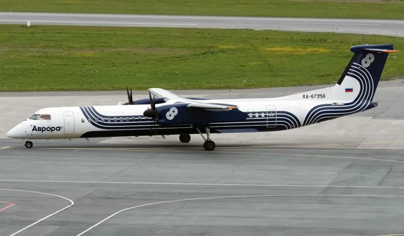 Bombardier DHC 8-Q400 «Аврора» (RA-67256) в фирменной ливрее на перроне
