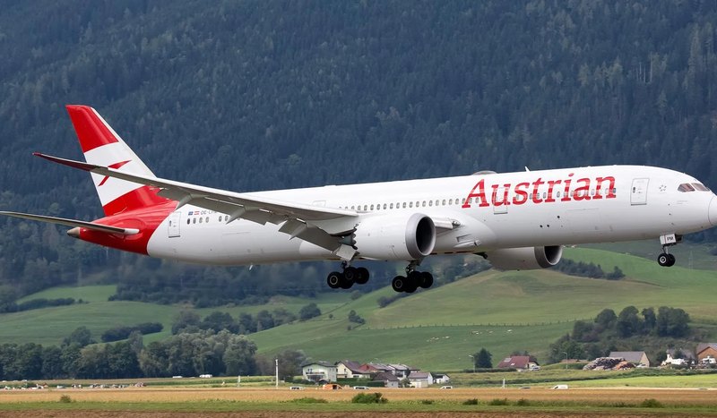 Boeing 787-9 Dreamliner авиакомпании Austrian Airlines на взлёте