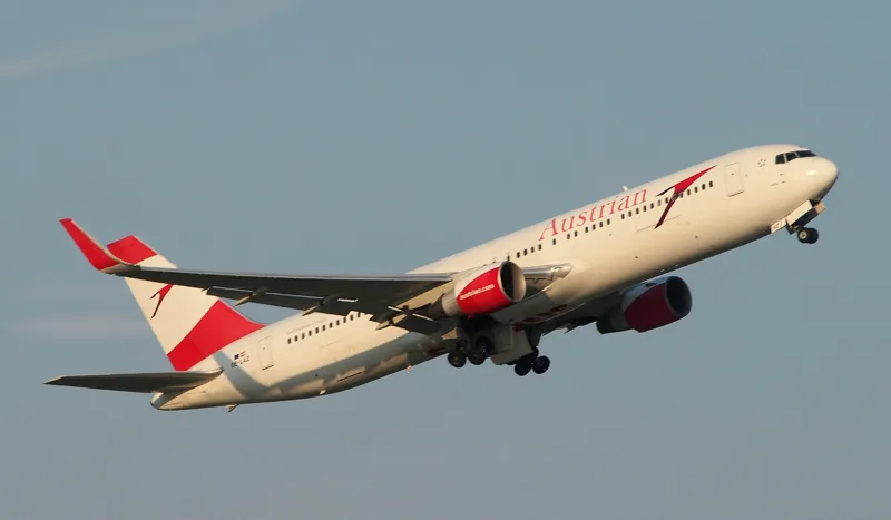 Схема салона Boeing 767-300ER Austrian Airlines: пара кресел у окна вместо тройки