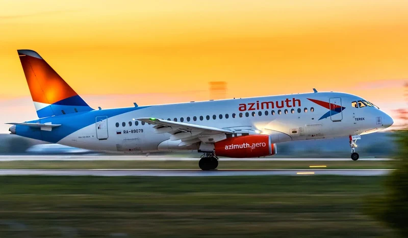 Схема салона Sukhoi Superjet 100 «Азимут»: 100 и 103 места в двух компоновках