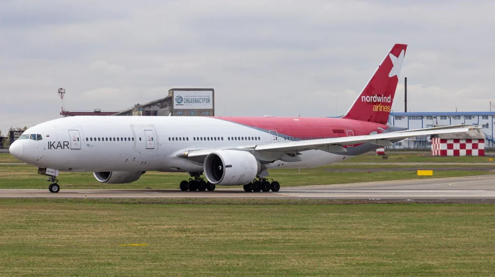 Boeing 777-200ER авиакомпании «Икар» с надписью IKAR на носу