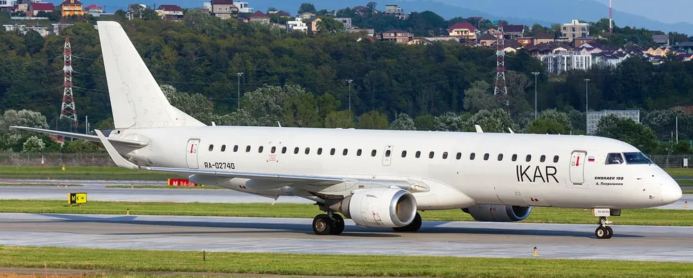 Embraer 190 RA-02740 «А. Покрышкин» авиакомпании «Икар» на рулении