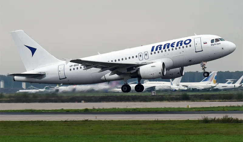 Airbus A319 «ИрАэро», борт VP-BKD, отрывается от полосы