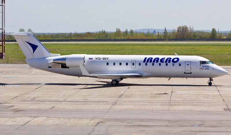 Схема салона Bombardier CRJ-200 «ИрАэро»: 50 мест, посадка 2-2 и выход у восьмого ряда