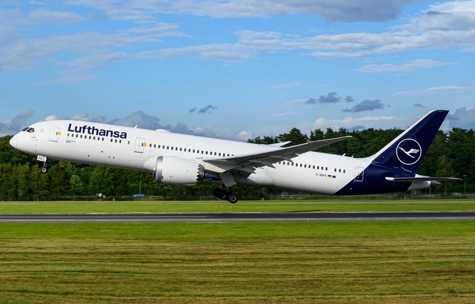 Boeing 787-9 авиакомпании Lufthansa заходит на посадку