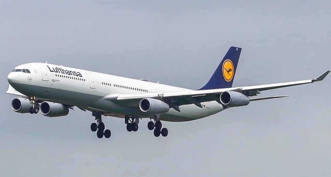Airbus A340-300 авиакомпании Lufthansa в полёте