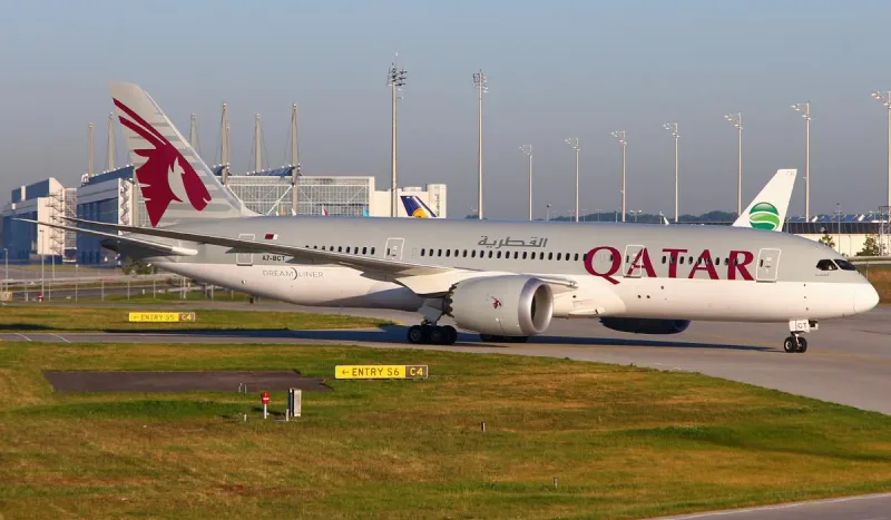 Boeing 787-8 Qatar Airways A7-BCT на рулёжке: короткий фюзеляж Дримлайнера и бордовый хвост с ориксом