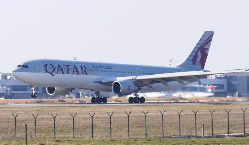 Схема салона Airbus A330-300 Qatar Airways: два салона, эконом 2-4-2 и ряды с простором