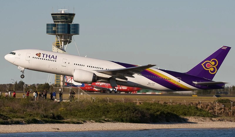 Boeing 777-200ER HS-TJT авиакомпании Thai Airways на взлёте