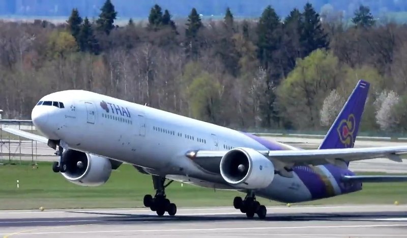 Boeing 777-300ER авиакомпании Thai Airways на взлёте