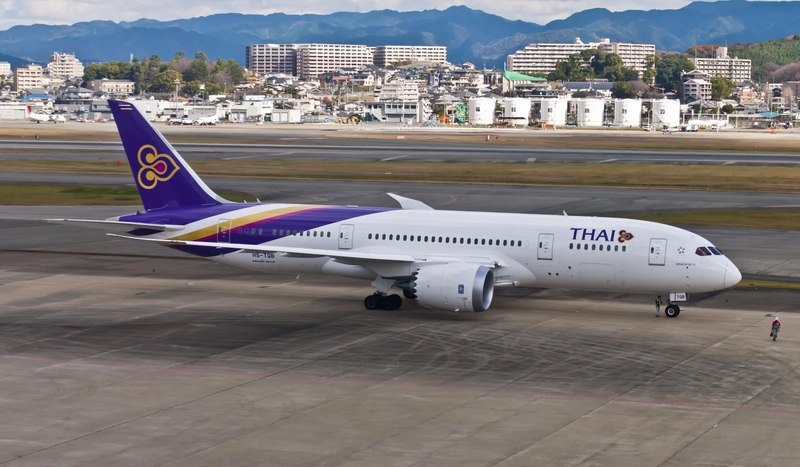 Boeing 787-8 Thai Airways, борт HS-TQB, на рулении в Осаке
