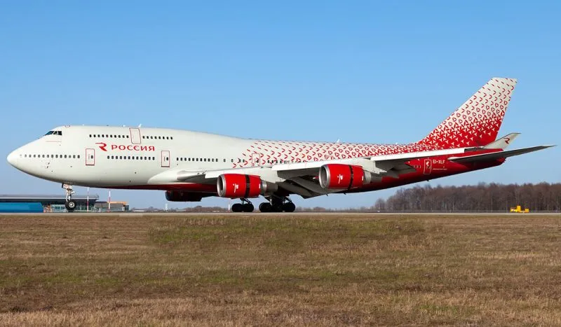 Схема салона Boeing 747-400 «Россия»: две палубы и 522 места