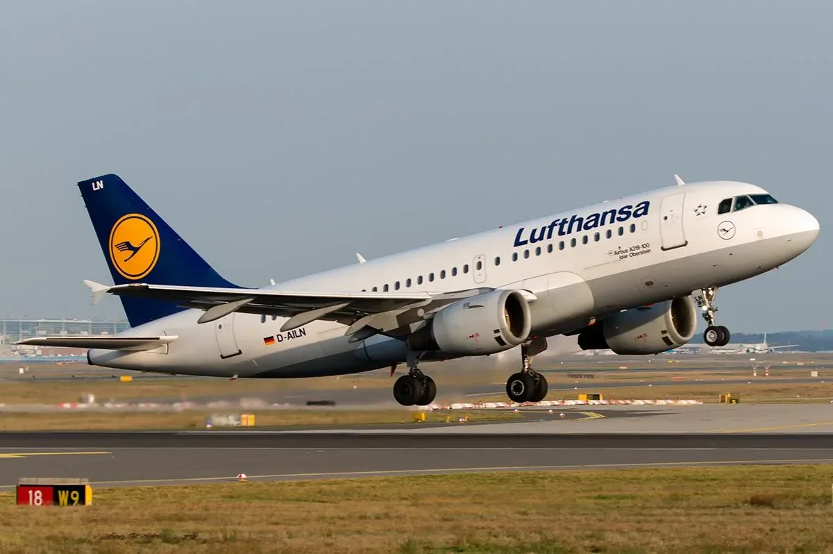 Airbus A319 Lufthansa отрывается от полосы во Франкфурте