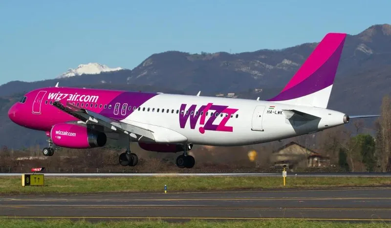 Airbus A320 авиакомпании Wizz Air на фоне гор