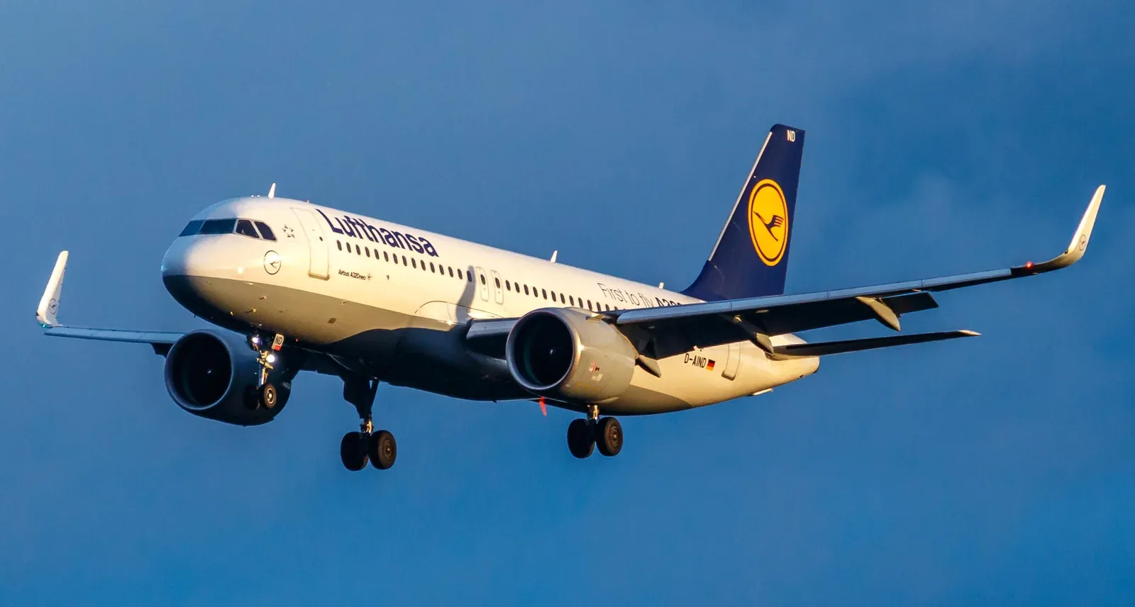 Airbus A320neo Lufthansa в наборе высоты