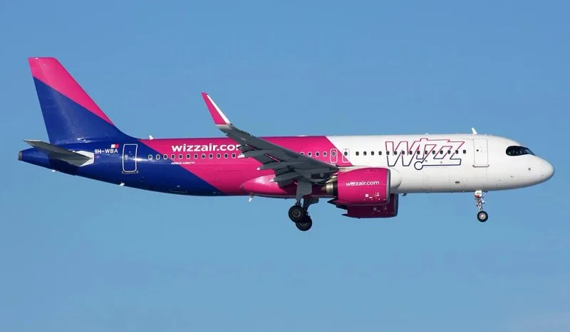 Airbus A320neo авиакомпании Wizz Air в полёте с выпущенным шасси