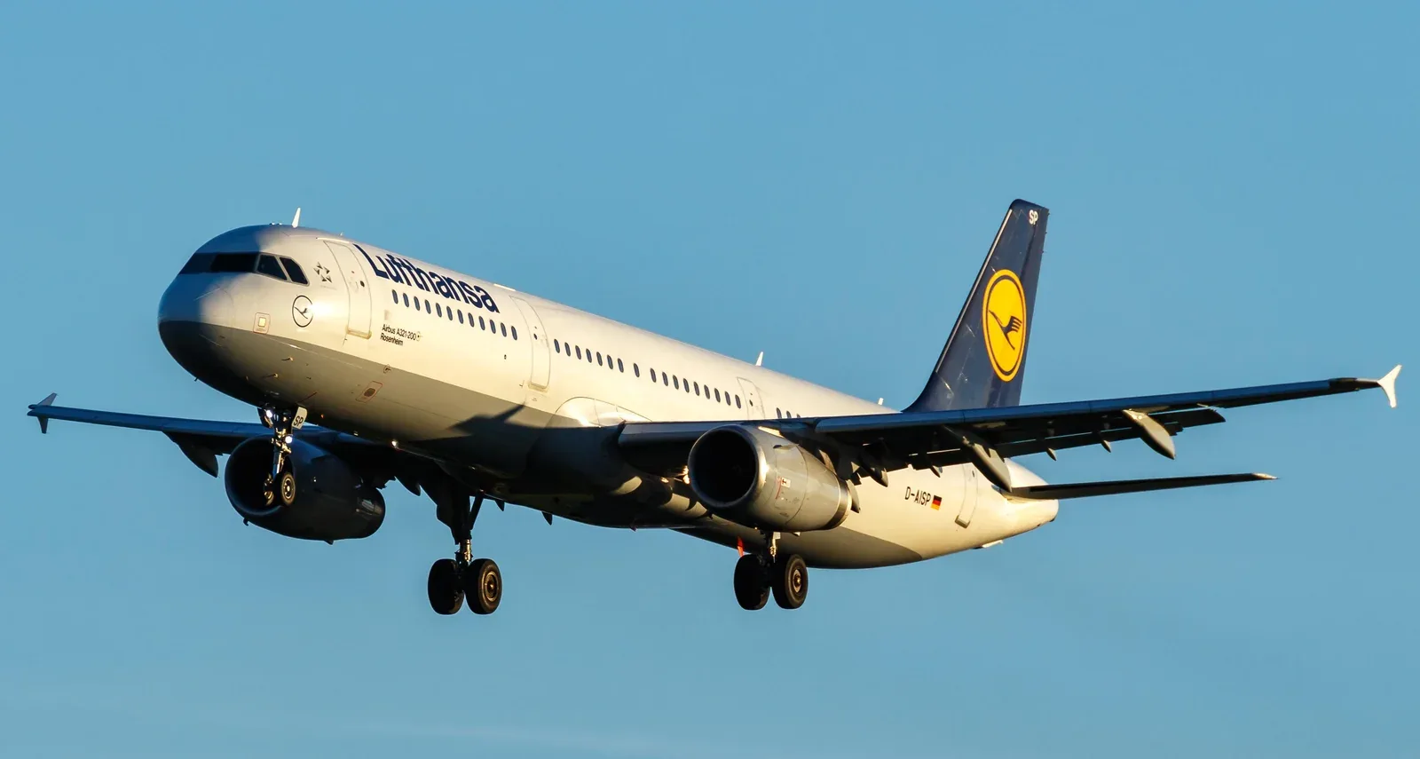 Airbus A321 Lufthansa набирает высоту