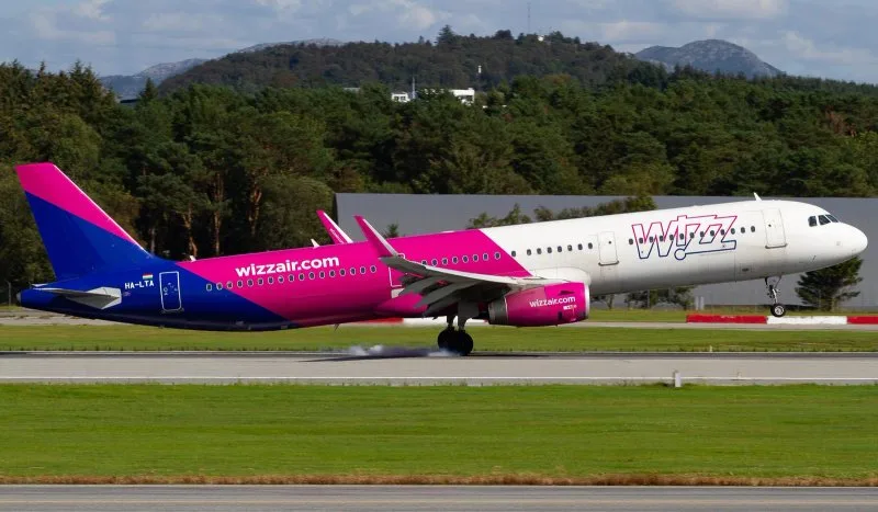 Airbus A321 авиакомпании Wizz Air на рулении