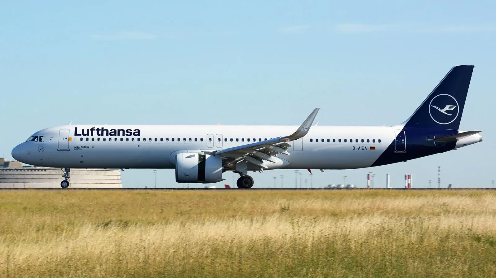 Airbus A321neo Lufthansa на пробеге после посадки