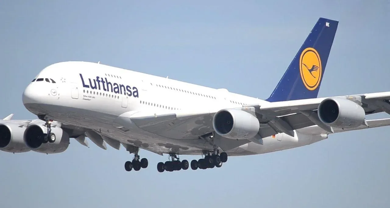 Схема салона Airbus A380-800 Lufthansa: обе палубы по рядам