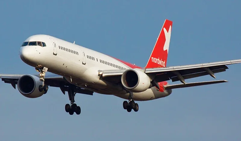 Boeing 757-200 Nordwind Airlines заходит на посадку