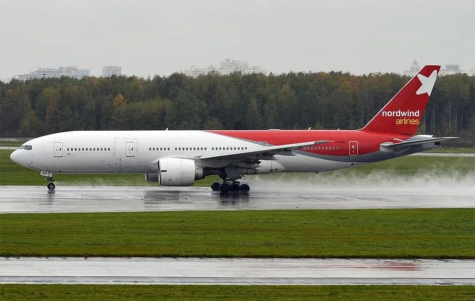 Boeing 777-200ER Nordwind Airlines на взлётной полосе