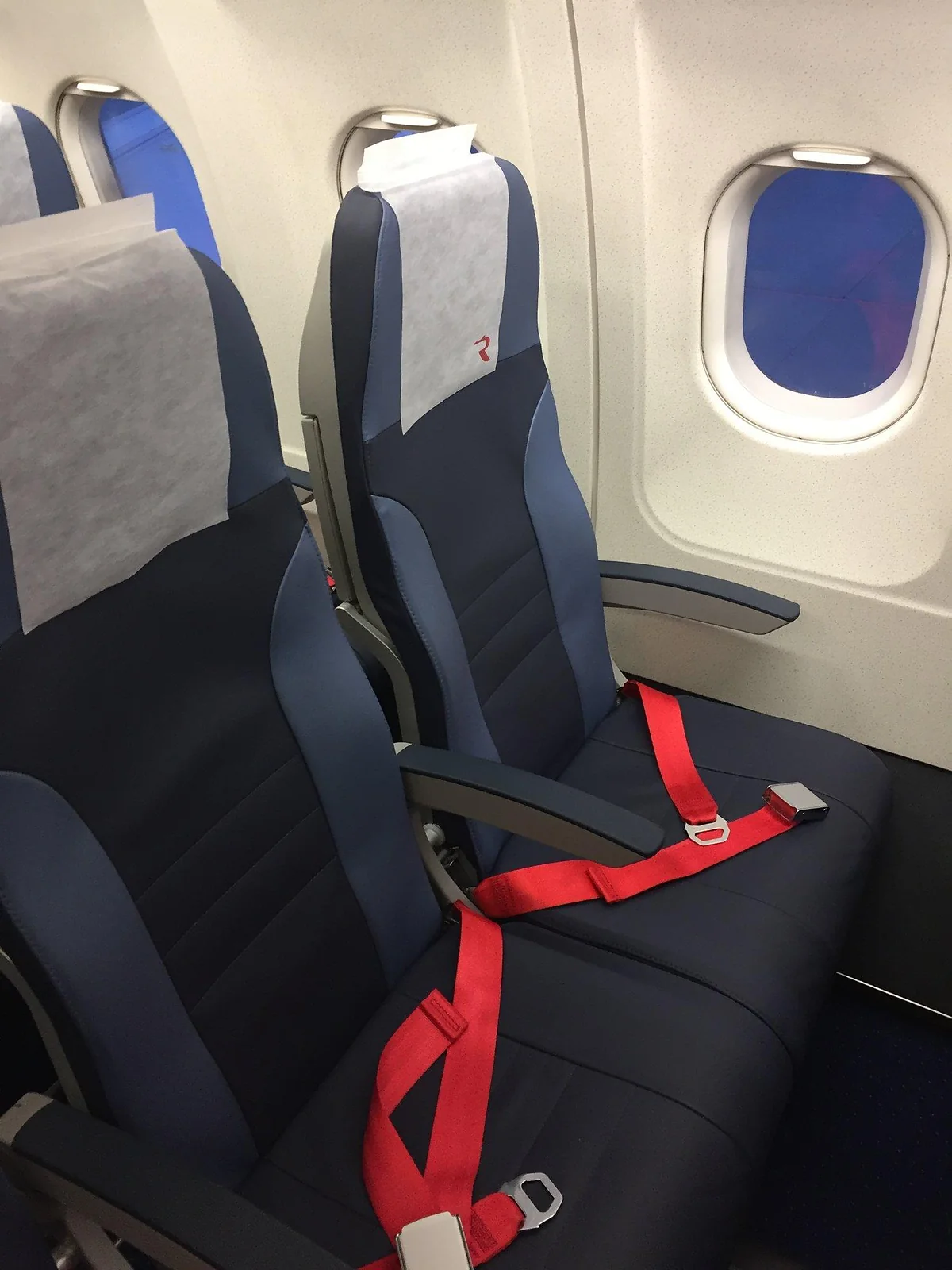 Кресло эконом-класса Airbus A319 «Россия» с логотипом «R» на подголовнике