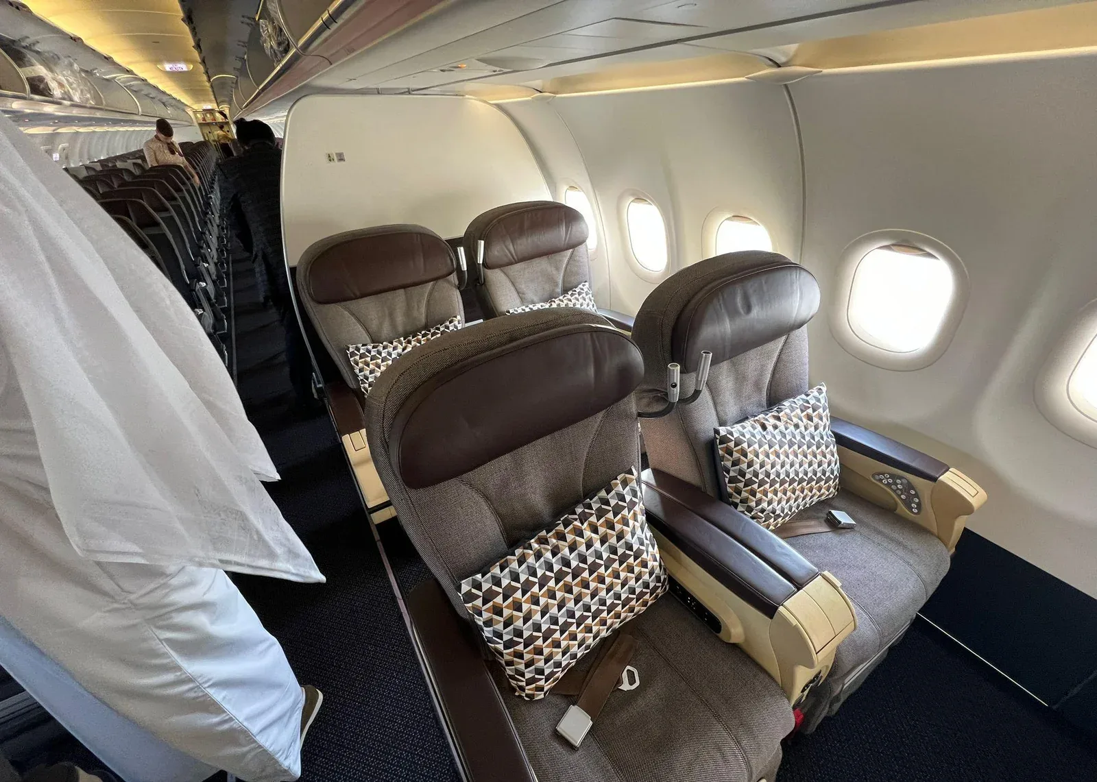 Бизнес-класс Airbus A320 Etihad от перегородки: пара кресел у прохода и пара у окна