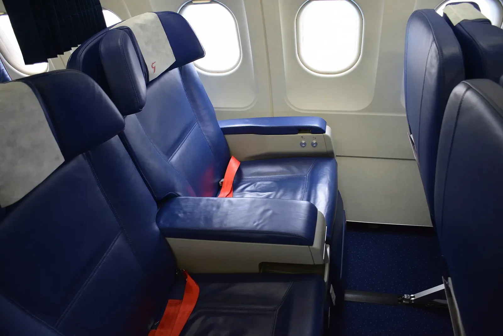 Бизнес-класс A320-семейства «Россия»: широкое кожаное кресло у окна