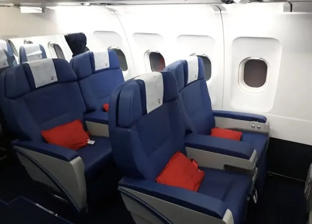 Бизнес-класс A320-семейства «Россия»: синие кресла 2-2 с логотипом «Россия»