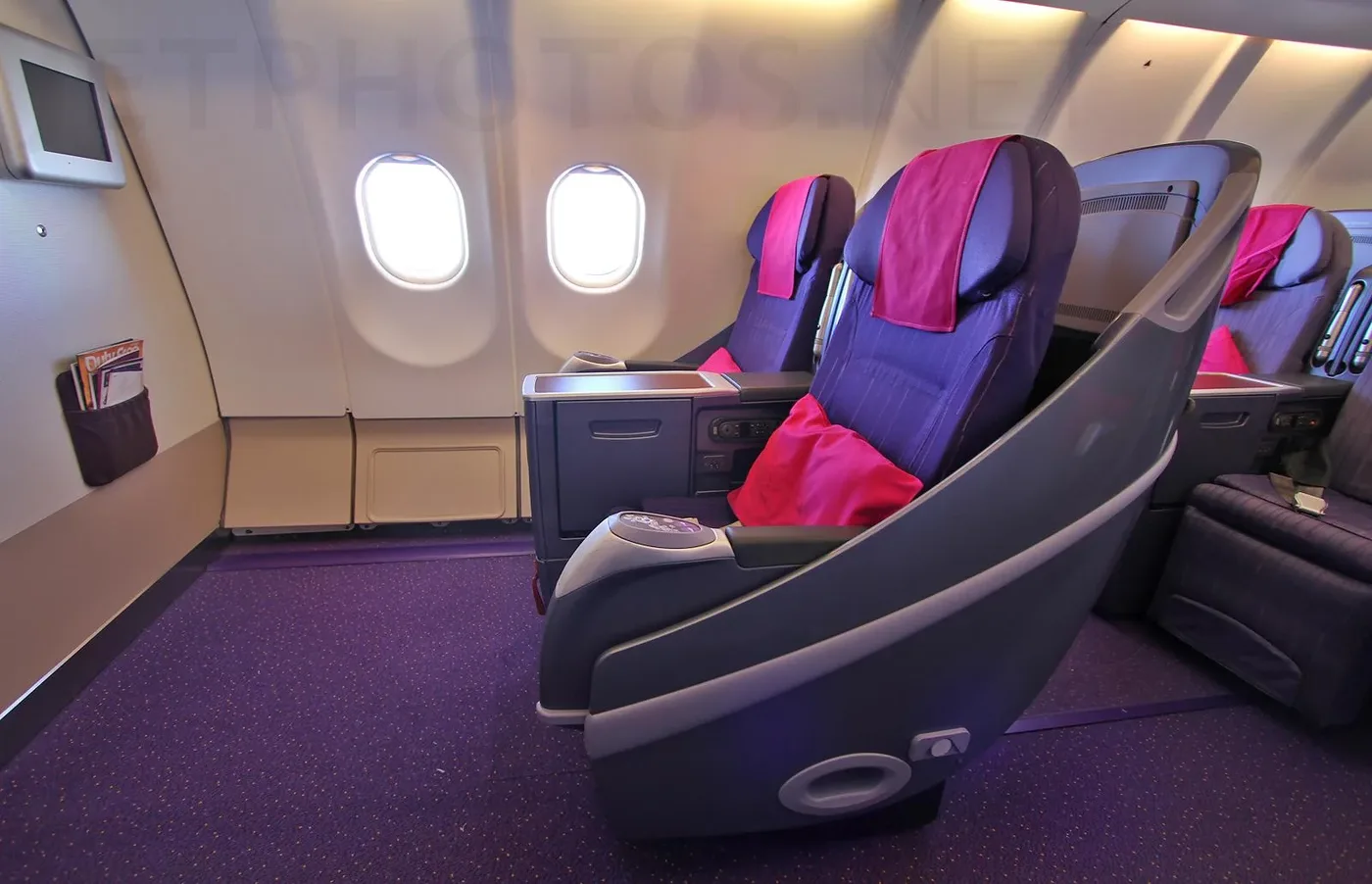 Кресло Royal Silk в A320 Thai Airways крупным планом, откидная спинка и подставка для ног