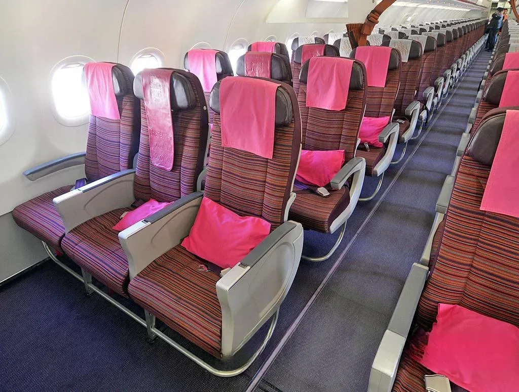 Эконом Airbus A320 Thai Airways: ряд из шести кресел с розовыми подушками