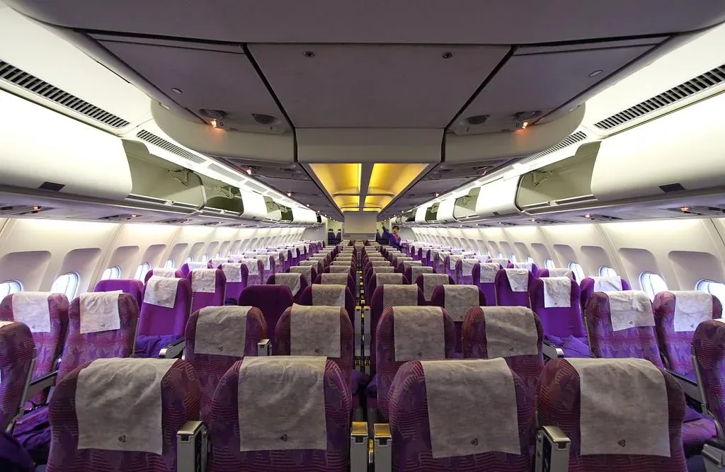 Салон эконома A320 Thai Airways, вид вдоль прохода к хвосту