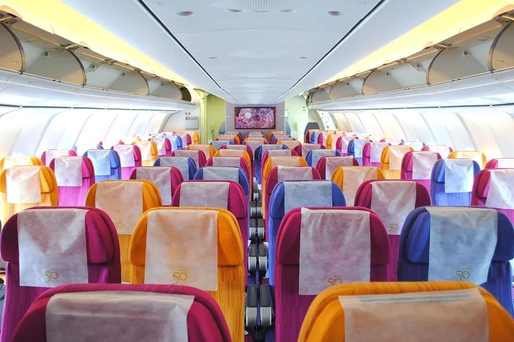 Вид на эконом A320 Thai Airways от передней переборки