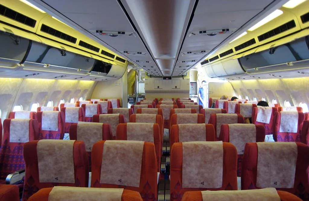 Салон Airbus A320 Thai Airways: кресла 3-3 и багажные полки