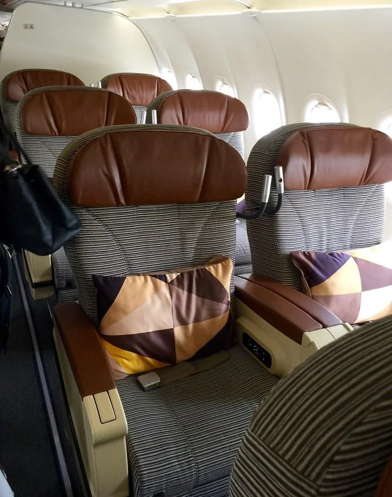 Бизнес-класс Airbus A321 Etihad: кожаные кресла парами 2-2 и подушки с фирменным узором