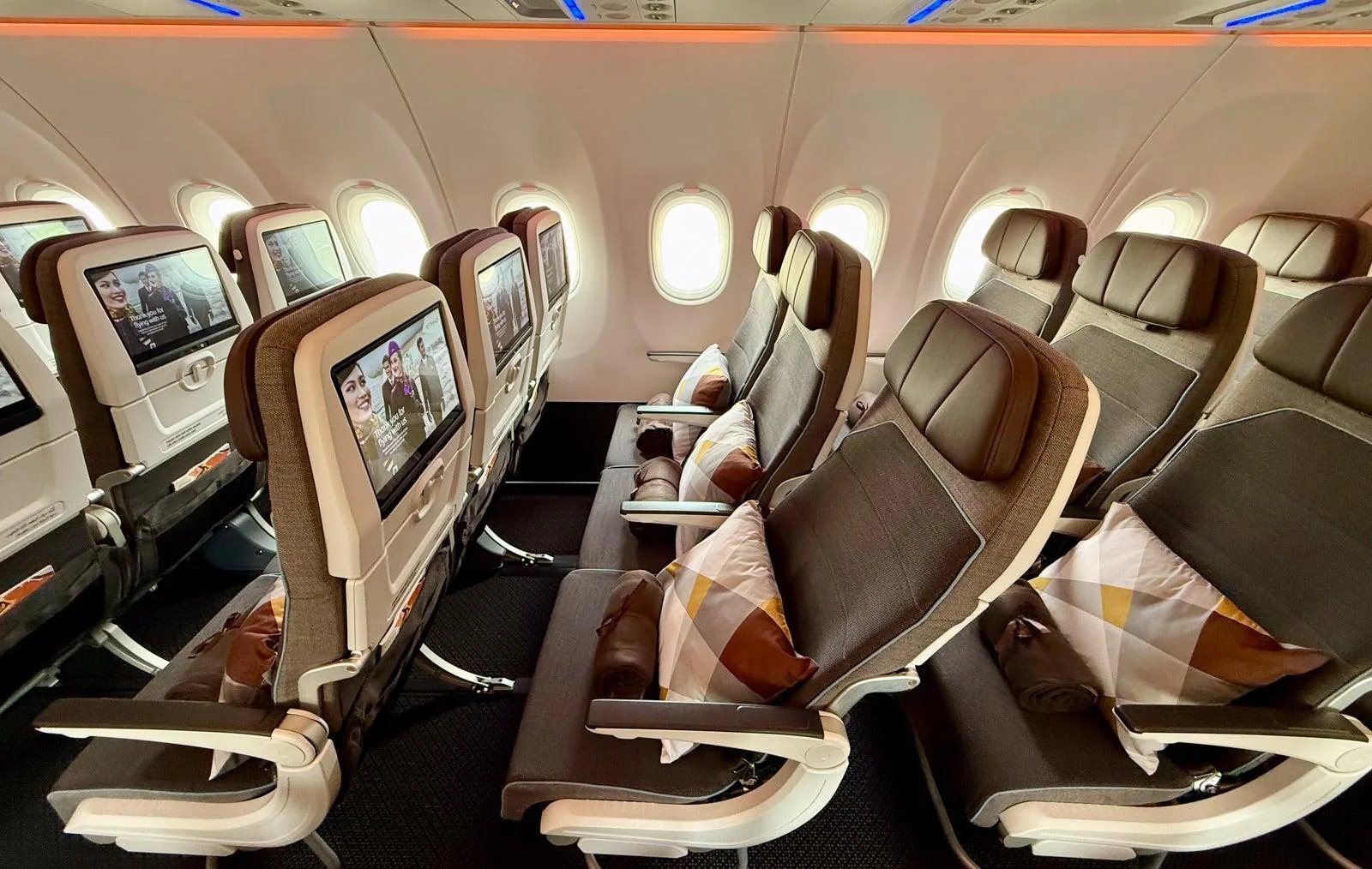 Кресла эконома Airbus A321 Etihad с пледами и подушками, вид вдоль ряда
