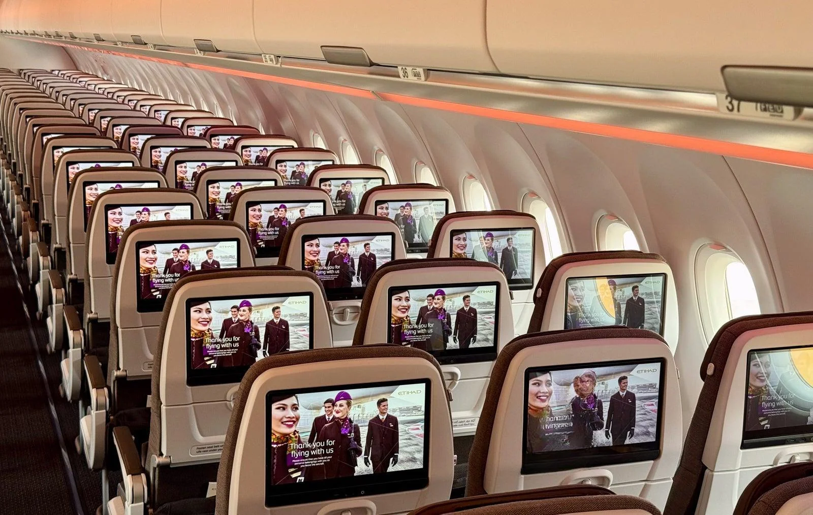 Салон эконома Airbus A321 Etihad от первого ряда до хвоста, экраны включены