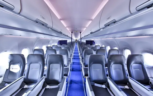 Эконом Airbus A321 Lufthansa при синей подсветке салона