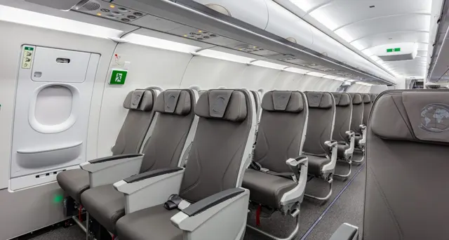 Ряд у аварийного выхода Airbus A321 Lufthansa: тонкие спинки и дверь слева