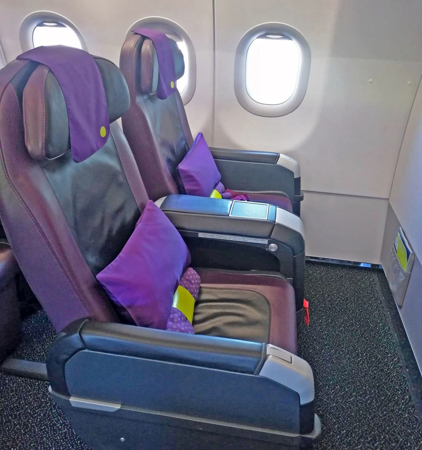 Бизнес-класс A321 S7: фиолетовые кресла с подушками и подставкой для ног