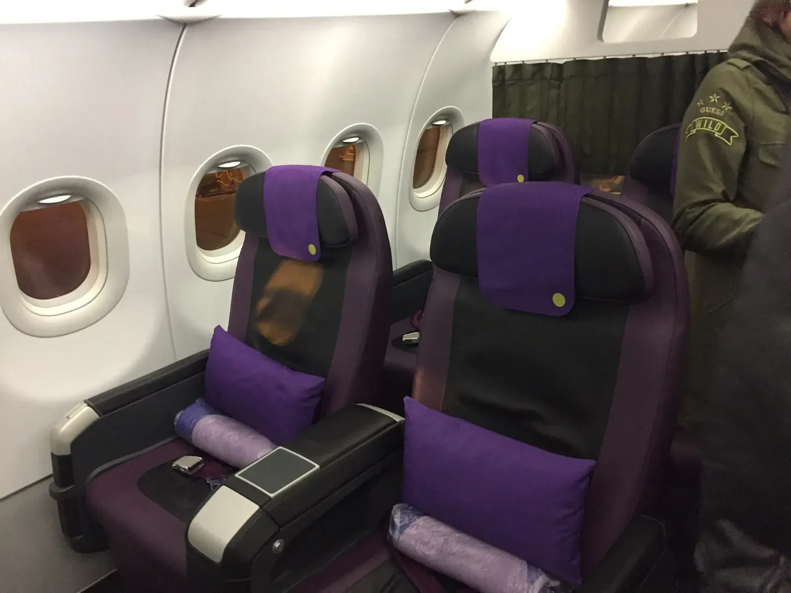 Передний салон A321 S7: пара кресел 2-2 у иллюминаторов, за спиной штора
