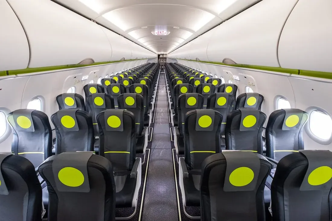 Салон A321 S7 вдоль прохода: ряды кресел с зелёными кругами уходят к хвосту