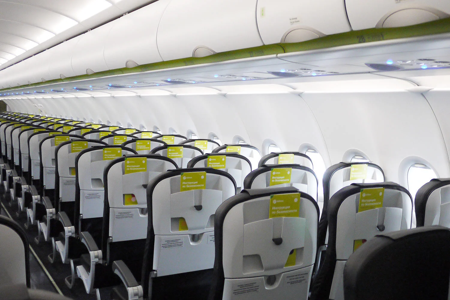 Ряды экономического класса A321 S7 с инструкциями по безопасности в карманах