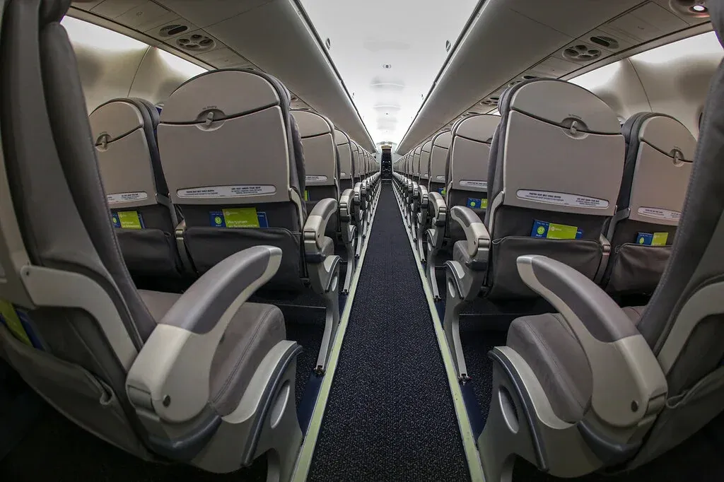Проход A321 S7: серые кресла по обе стороны, вид к кабине