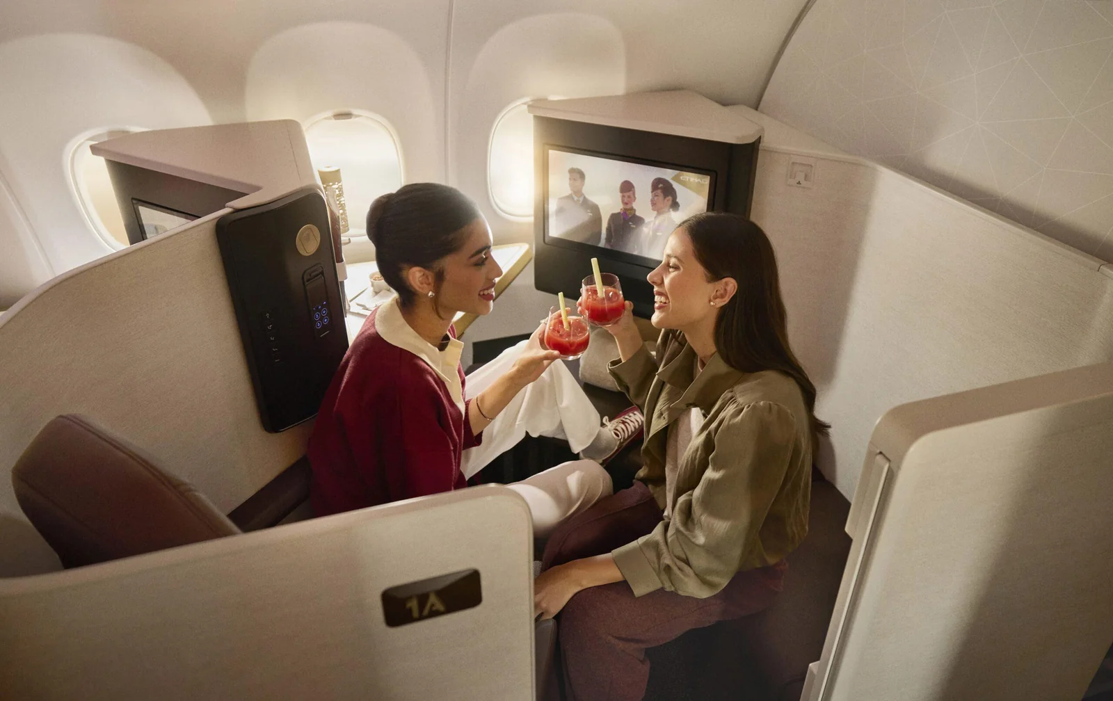 Место 1A первого класса Airbus A321LR Etihad: кабина с дверью, экран и столик